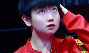 孙颖莎在小学生面前没打到乒乓球缩略图