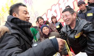 任达华回山东老家收麦子缩略图