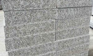 荆州芝麻灰火烧板 路沿石工程石材供货指南缩略图